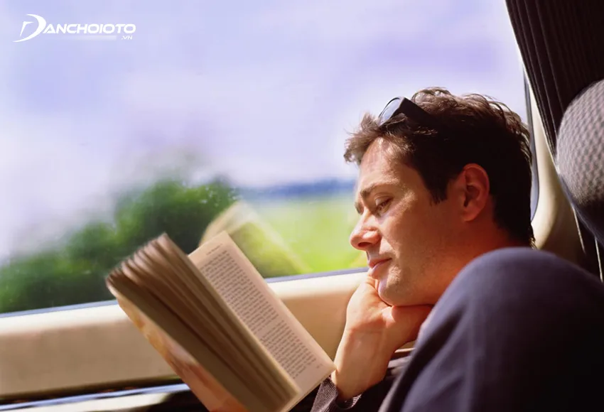 Không nên đọc sách ở nơi thiếu ánh sáng trên tàu xe bị xóc nhiều vì sẽ dễ gây say xe