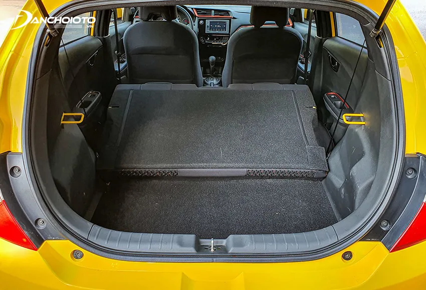 Khoang hành lý Honda Brio dung tích 258 lít, có thể gập cả băng ghế sau để tăng diện tích