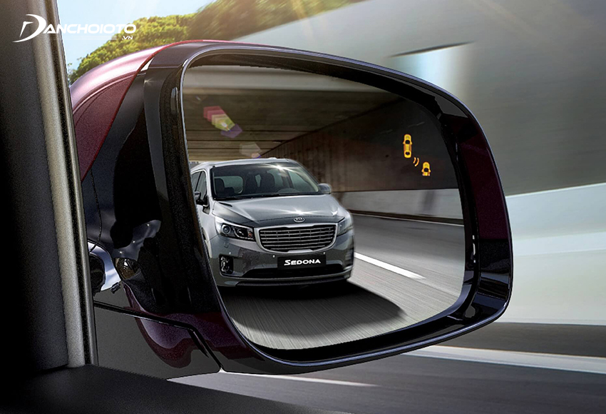 Kia Sedona 2.2 D Luxury và 3.3 G Premium có cảnh báo điểm mù rất hữu ích