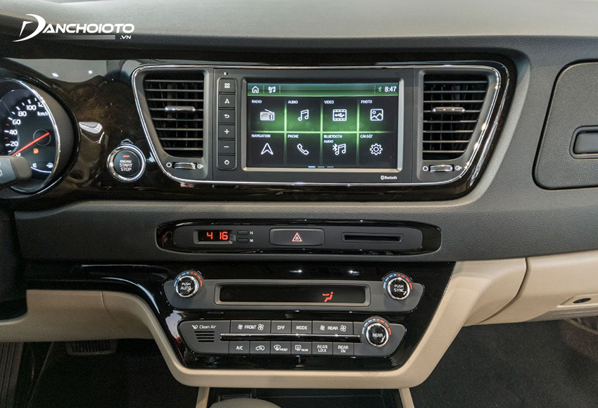 Kia Sedona 2023 được trang bị màn hình trung tâm cảm ứng 8 inch, âm thanh 6 loa
