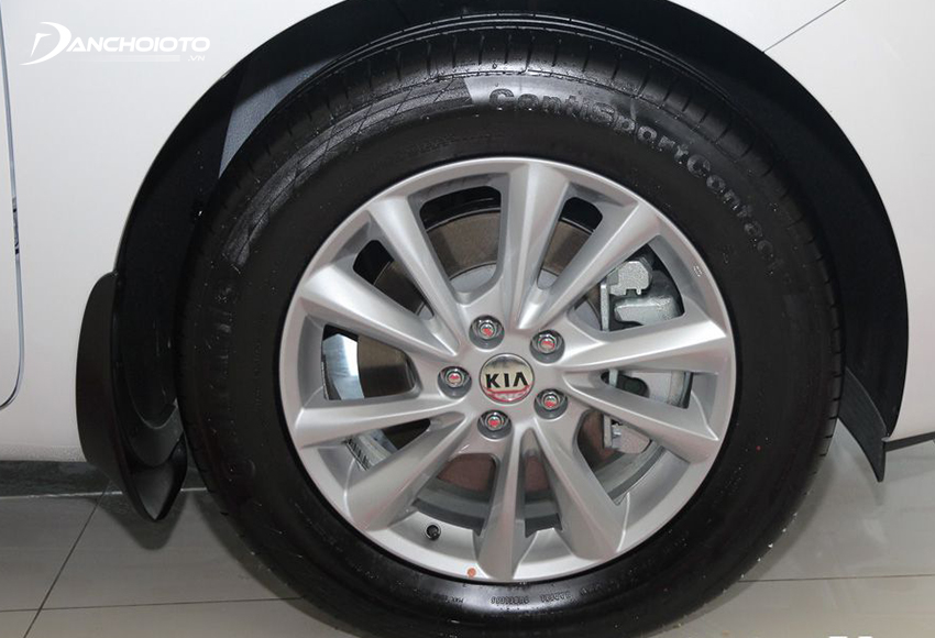 Kia Sedona 2023 sử dụng lazang 18 inch hợp kim 5 chấu kép, đi cùng lốp 235/60R18