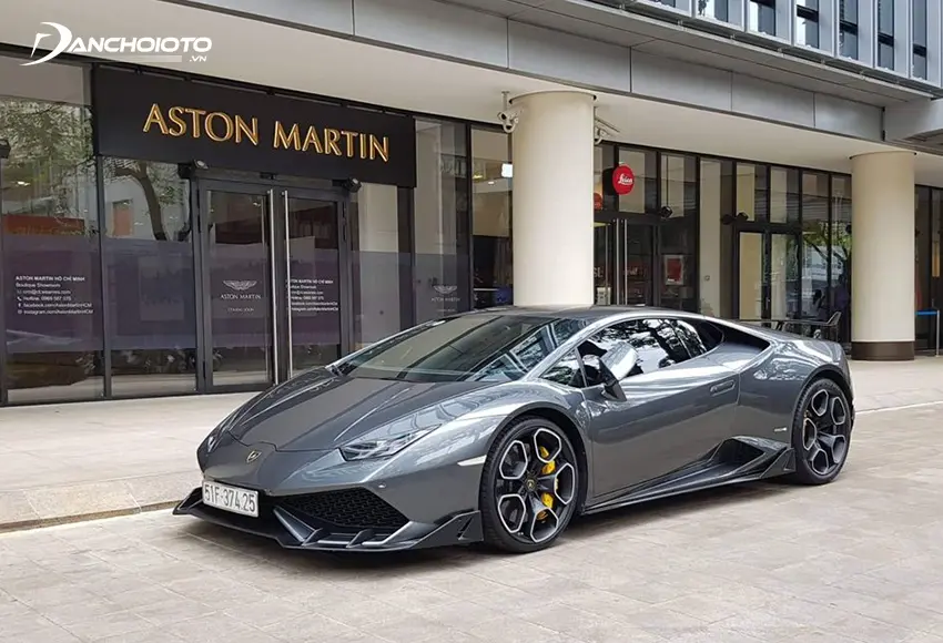 Lamborghini Huracan màu xám được bắt gặp đang “dạo chơi” trên đường phố Sài Gòn