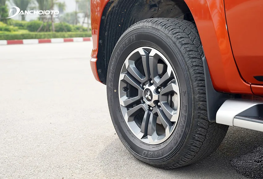 Mitsubishi Triton Premium 2020 dùng lazang 18 inch 6 chấu hoa màu ghi xám