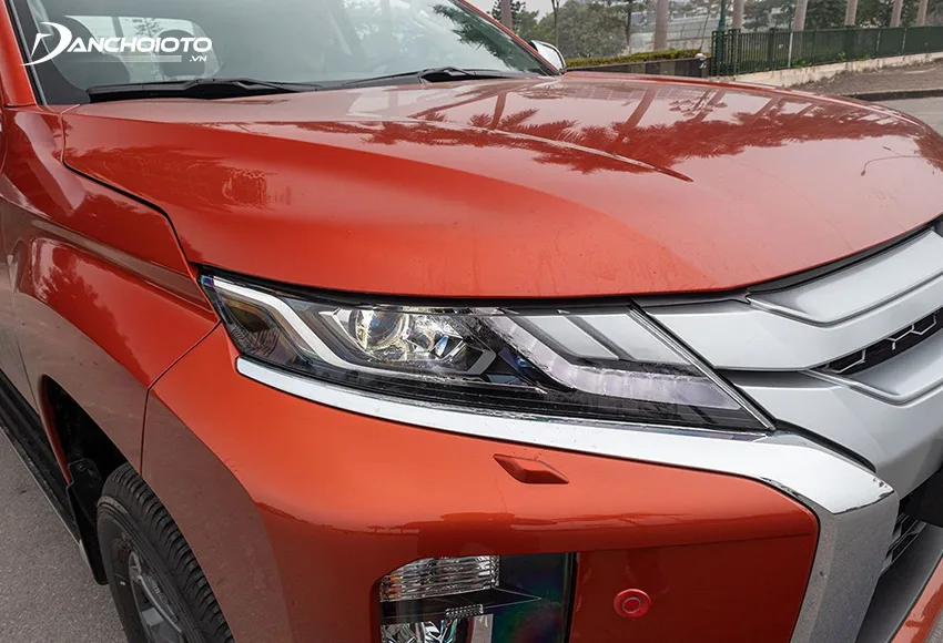 Mitsubishi Triton Premium 2020 được trang bị đèn pha Bi-LED cùng dải LED ban ngày sắc sảo
