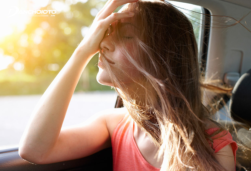Nếu xe quá nặng mùi, không biết làm gì để hết buồn nôn, bạn có thể hạ cửa kính, hít thở không khí ngoài trời