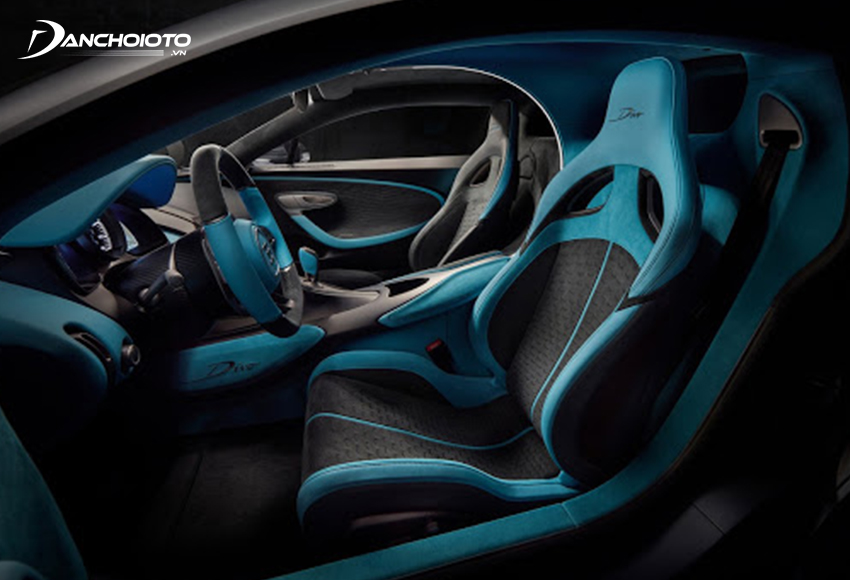 Nội thất Bugatti Divo cũng đẹp mắt không kém với ghế bọc da 2 tông màu tương phản
