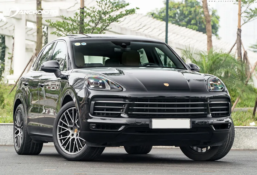 Porsche Cayenne thế hệ mới ấn tượng với bộ lưới tản nhiệt liền mạch cỡ lớn mở rộng ôm hết phần đầu