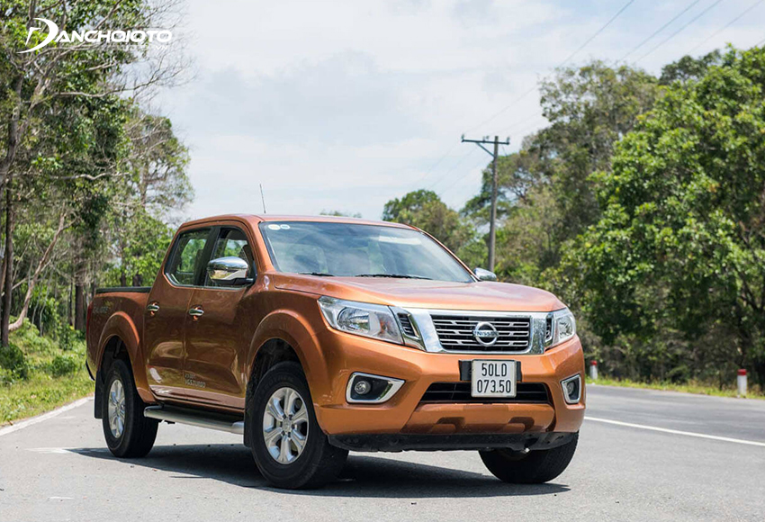 So sánh Triton và Navara, Navara mang chất bán tải đậm đặc hơn, cứng hơn, tải nặng tốt