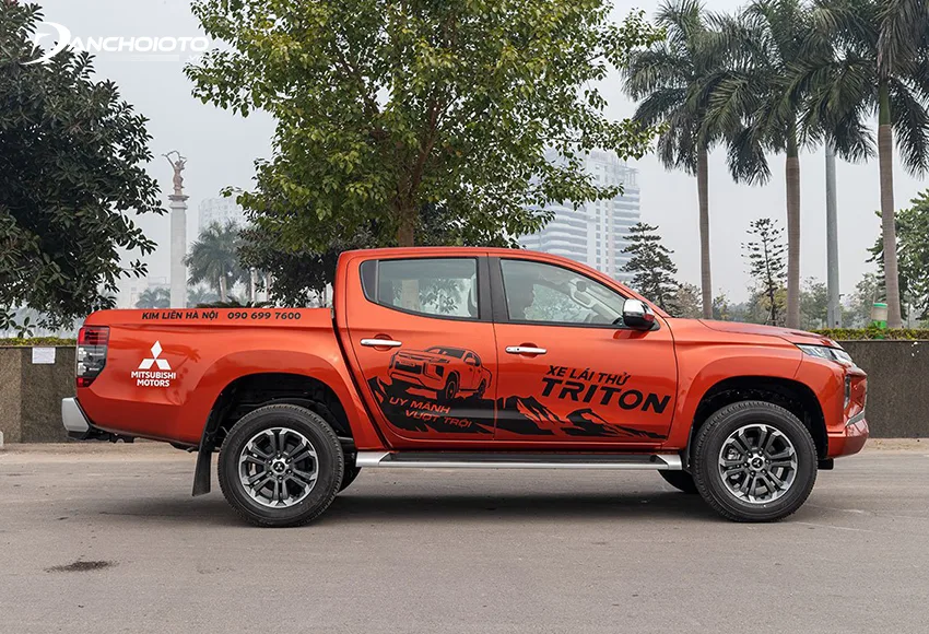 Thân xe Mitsubishi Triton 2020 cho cảm giác thon dài, chất nam tính thể hiện qua vòm bánh xe vuông vức