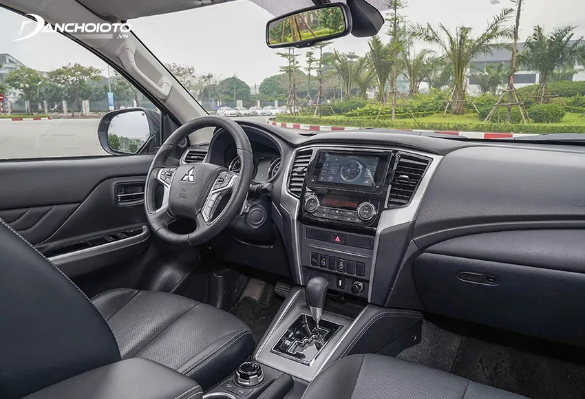 Thiết kế taplo Mitsubishi Triton 2020 vẫn theo phong cách thực dụng, hơi thô và “lạc hậu”