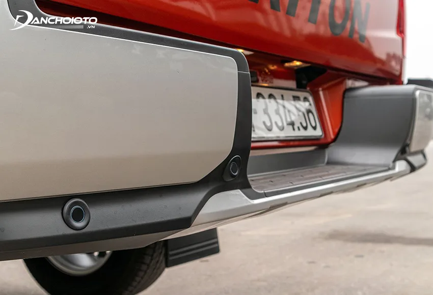 Thùng xe Triton 2020 có bệ bước cản sau mạ bạc mang đến cảm giác bề thế hơn