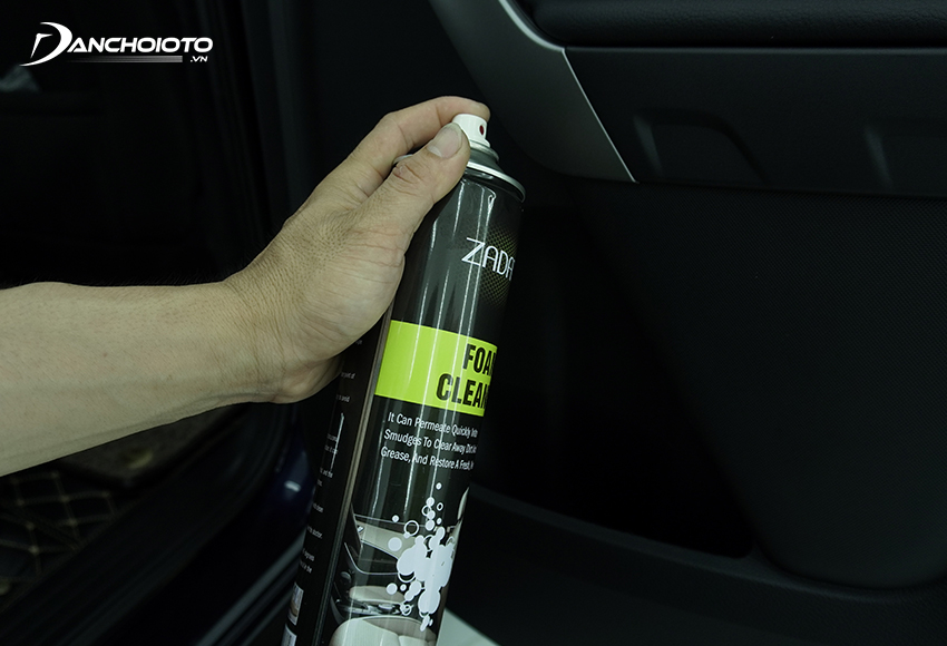 Vệ sinh xe ô tô thường xuyên sẽ giúp ngăn xe có mùi, từ đó giảm tình trạng say xe