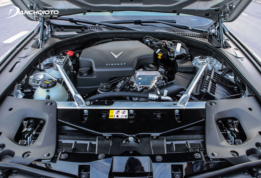 VinFast Lux A2.0 2023 sử dụng động cơ xăng tăng áp dung tích 2.0L cho công suất khác nhau