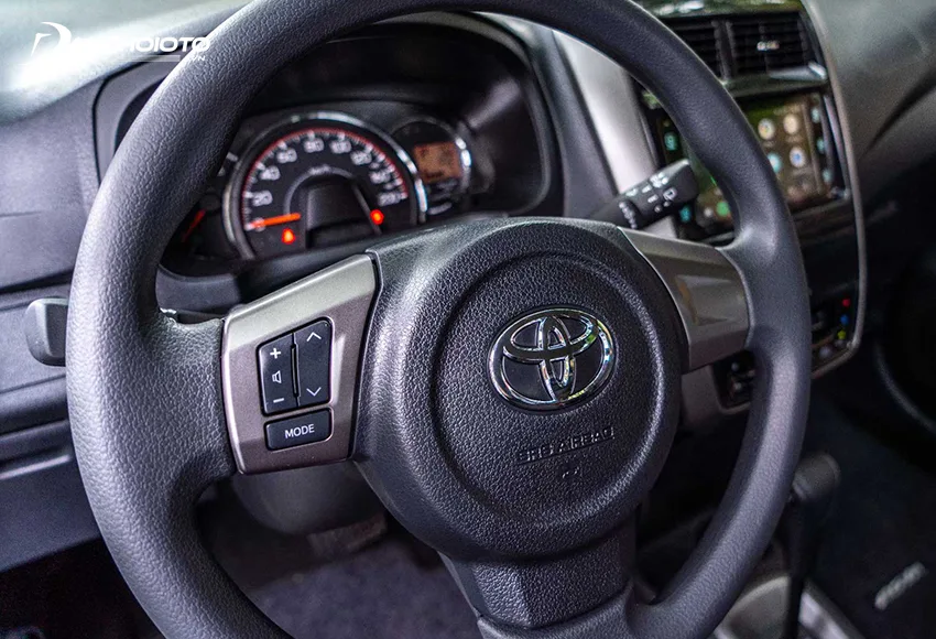 Vô lăng Toyota Wigo được giữ nguyên, chỉ có nút điều chỉnh âm thanh