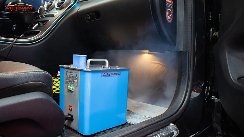 Bên cạnh vệ sinh các bề mặt trong xe ô tô sẽ được diệt khuẩn khử mùi, lọc không khí