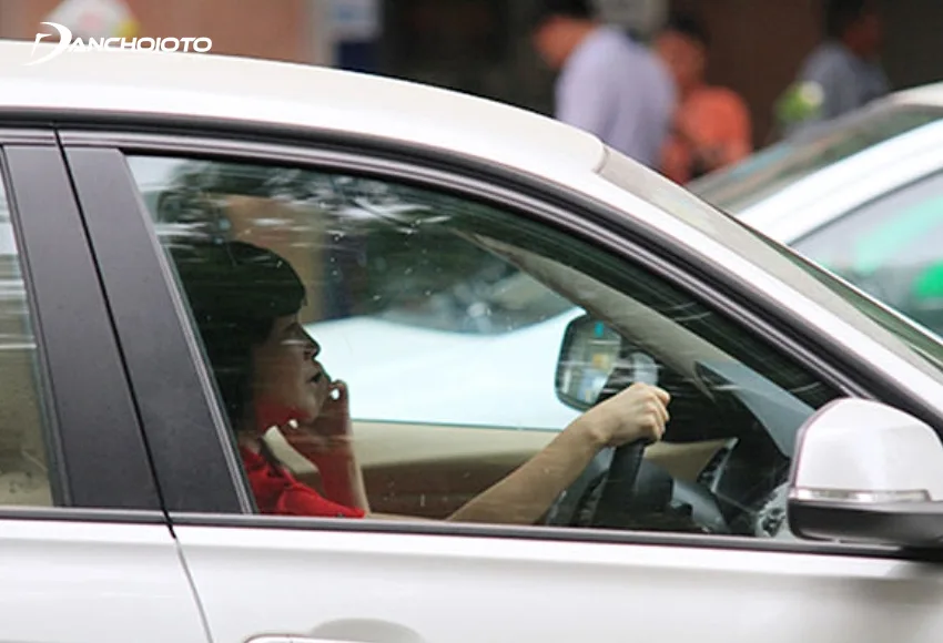 Lỗi dùng tay sử dụng điện thoại di động khi đang điều khiển ô tô bị phạt từ 1.000.000 – 2.000.000 đồng