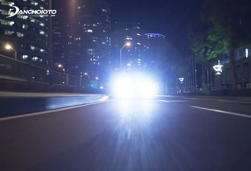 Lỗi ô tô dùng đèn chiếu xa trong khu dân cư bị phạt từ 800.000 – 1.000.000 đồng