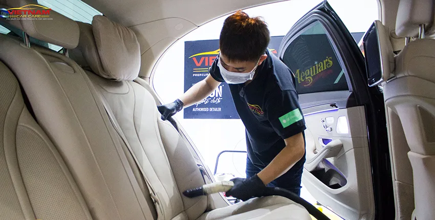 Sử dụng máy hút bụi sẽ giúp loại bỏ được phần bụi bám trên các bề mặt trong nội thất xe