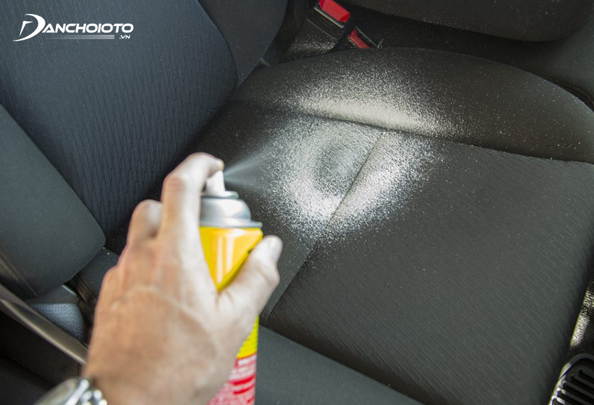 Bình xịt vệ sinh nội thất ô tô tạo bọt khi sử dụng xịt trực tiếp lên các bề mặt nên hiệu quả làm sạch cao hơn