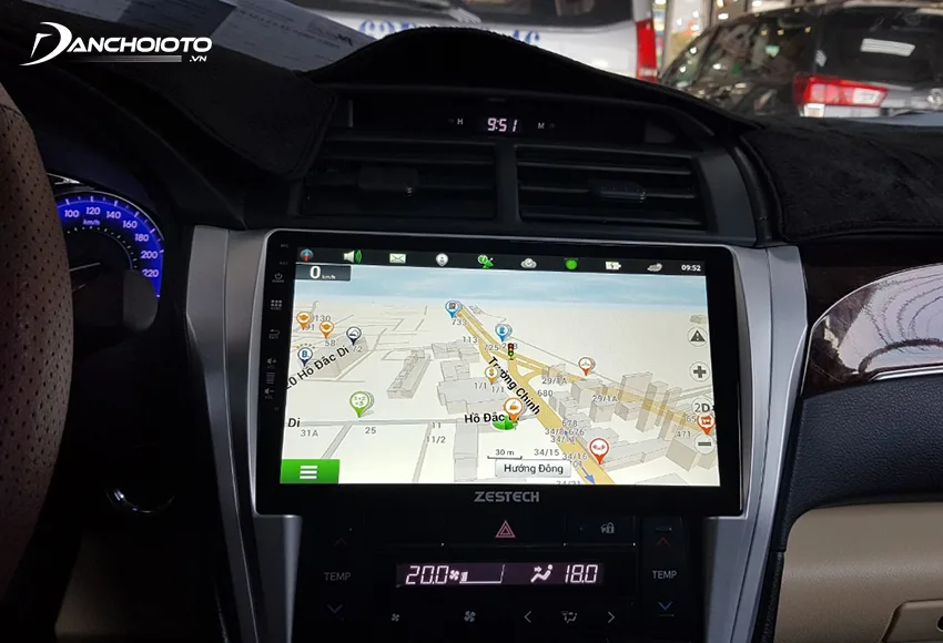 Đa phần các loại màn hình lắp trên ô tô đều được tích hợp định vị GPS và bản đồ dẫn đường