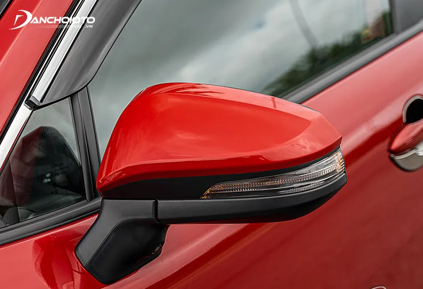 Gương chiếu hậu Toyota Corolla Cross 2020 thiết kế tách rời cột A phối 2 màu, tích hợp đầy đủ các tính năng
