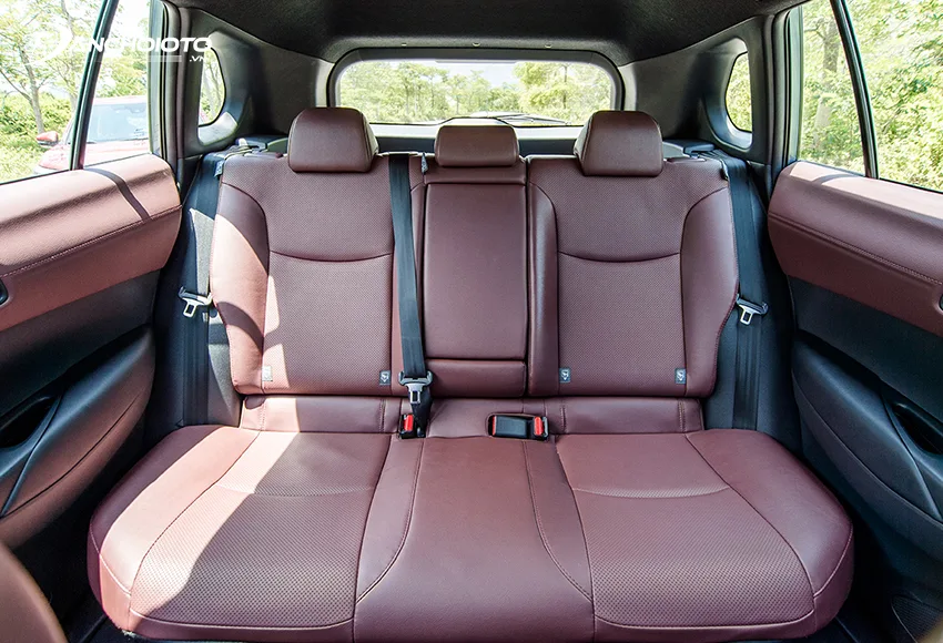 Hàng ghế sau Toyota Corolla Cross có trần thoáng, tựa lưng chỉnh độ ngả, rộng rãi hàng đầu phân khúc
