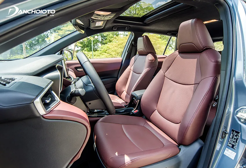 Hàng ghế trước Toyota Corolla Cross phần tựa đầu to bản, tựa lưng tạo khối nâng đỡ tốt, ghế lái chỉnh điện 8 hướng