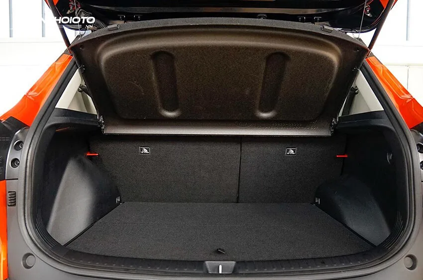 Khoang hành lý Toyota Corolla Cross 2020 dung tích 440L