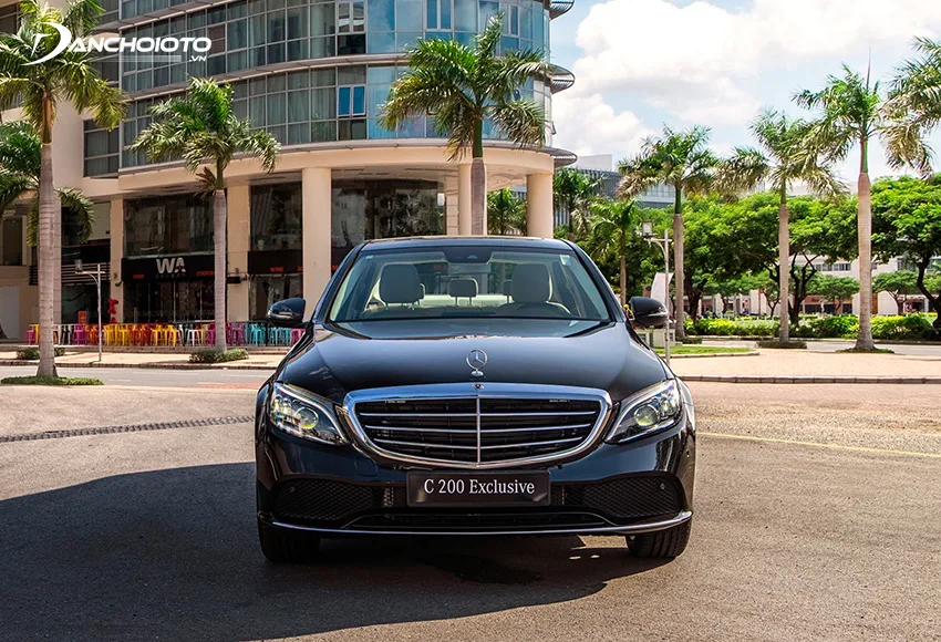 Lưới cản trước của C200 Exclusive 2020 kết nối liền mạch chạy dài ôm cả đầu xe