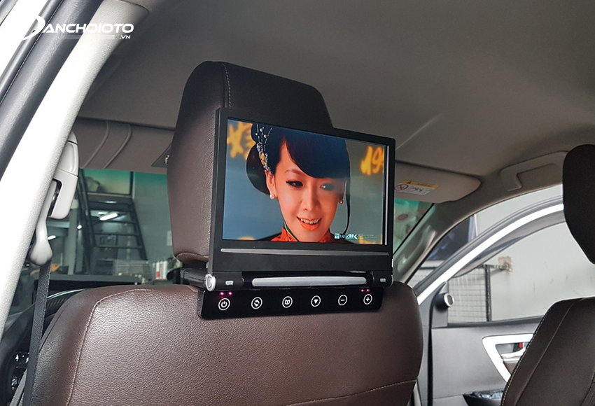 Màn hình gối đầu ô tô là một loại màn hình giải trí dành cho những hành khách ngồi hàng ghế sau