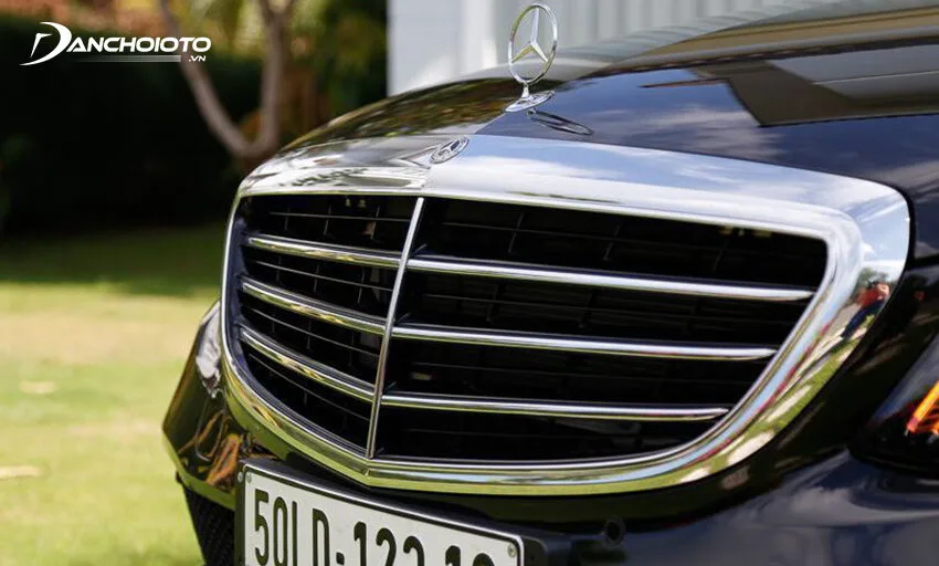 Mercedes C200 Exclusive 2020 đậm chất cổ điển với lưới tản nhiệt kiểu 3 thanh truyền thống