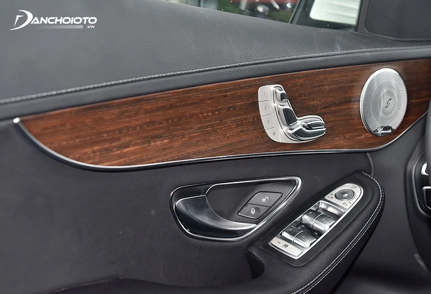 Mercedes C200 Exclusive được trang bị hệ thống âm thanh vòm Burmester