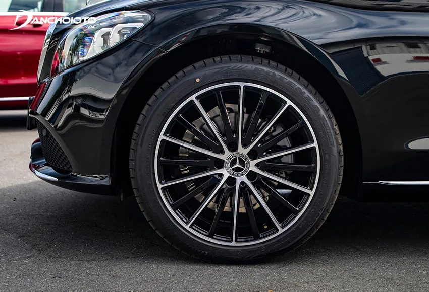 Mercedes C200 Exclusive sử dụng lazang 18 inch đa chấu tăng thêm phần lịch lãm