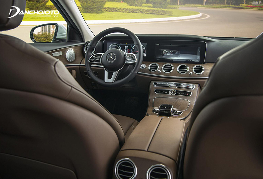 Nội thất Mercedes E200 Exclusive 2020 mang đến cảm giác hài hoà giữa nét cổ điện và hiện đại