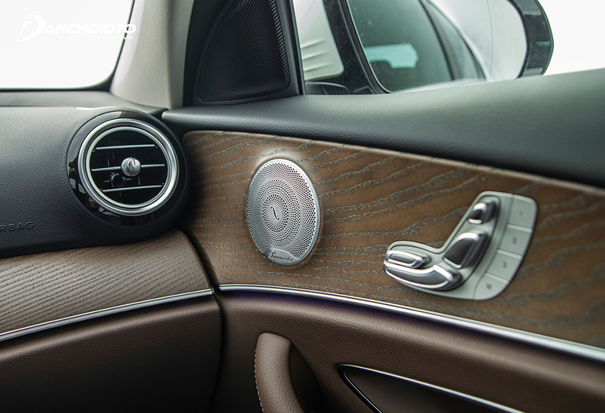 Ốp cửa Mercedes E200 Exclusive 2020 sử dụng ốp gỗ Open-pore màu nâu