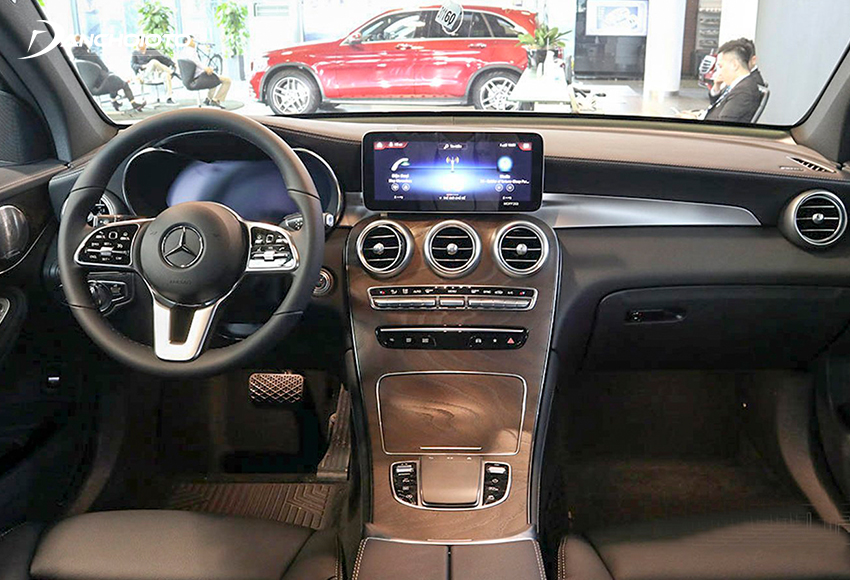 Taplo Mercedes GLC 200 2020 theo phong cách sang trọng, ốp gỗ bệ trung tâm