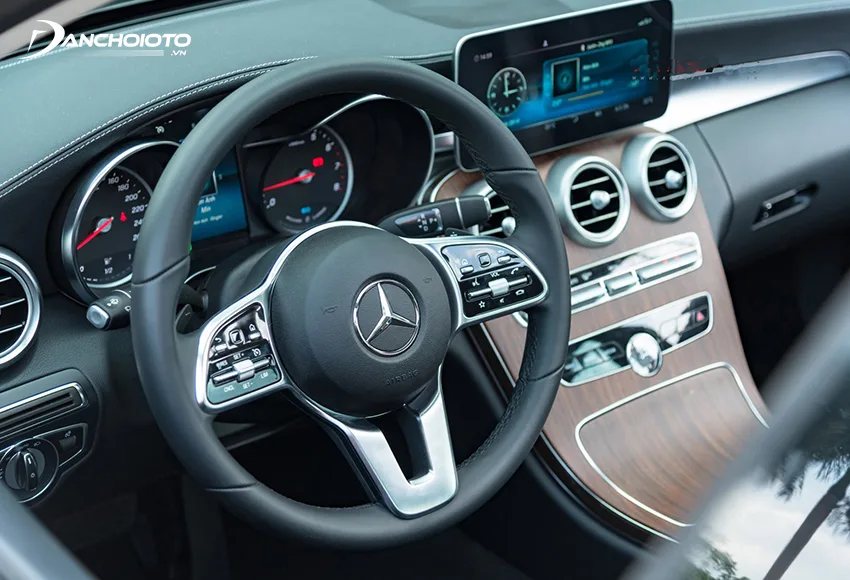 Vô lăng Mercedes C200 Exclusive 2020 thiết kế 3 chấu, trang bị phím cảm ứng hiện đại