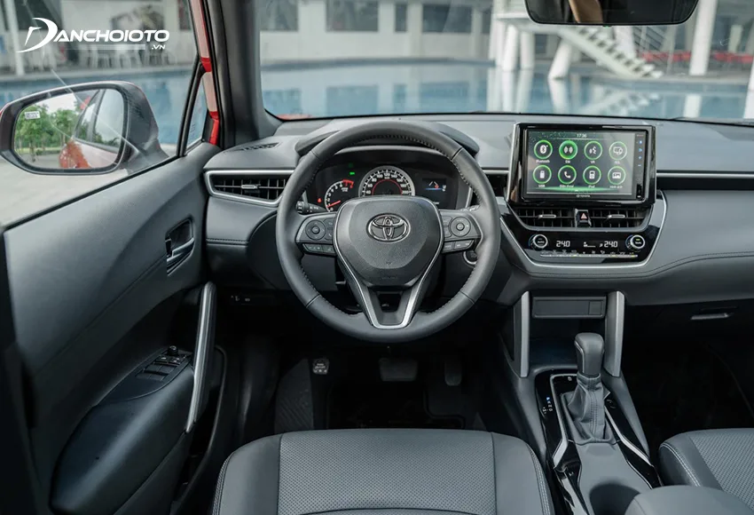 Vô lăng Toyota Corolla Cross 2020 bọc da, tích hợp đầy đủ phím chức năng 2 bên, có lẫy chuyển số