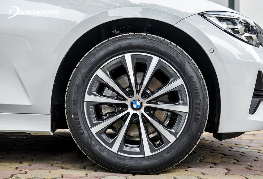 BMW 320i Sport Line dùng lazang 17 inch, còn bản Plus dùng lazang 18 inch