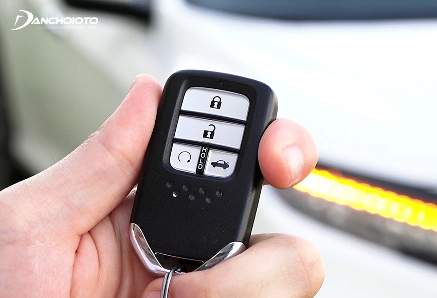 Car keys are easily scratched, discolored after a long time of use