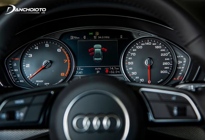 Cụm đồng hồ sau vô lăng Audi A4 2024 tiếp tục ở dạng Analog kết hợp màn hình thông tin tiêu chuẩn