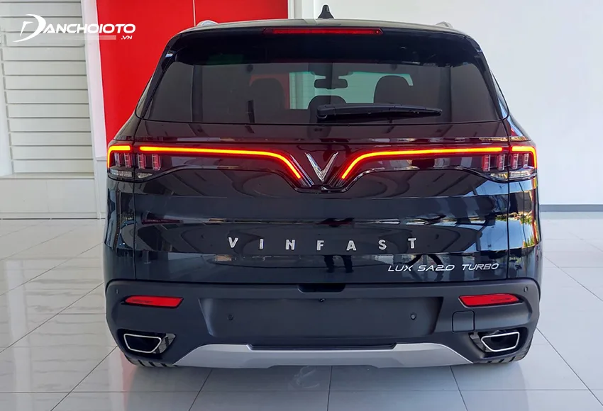 Đuôi xe VinFast Lux SA2.0 2020 khá đặc sắc với cụm đèn hậu LED chạy dài