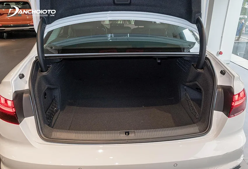 Khoang hành lý của Audi A4 2024 có dung tích 460L