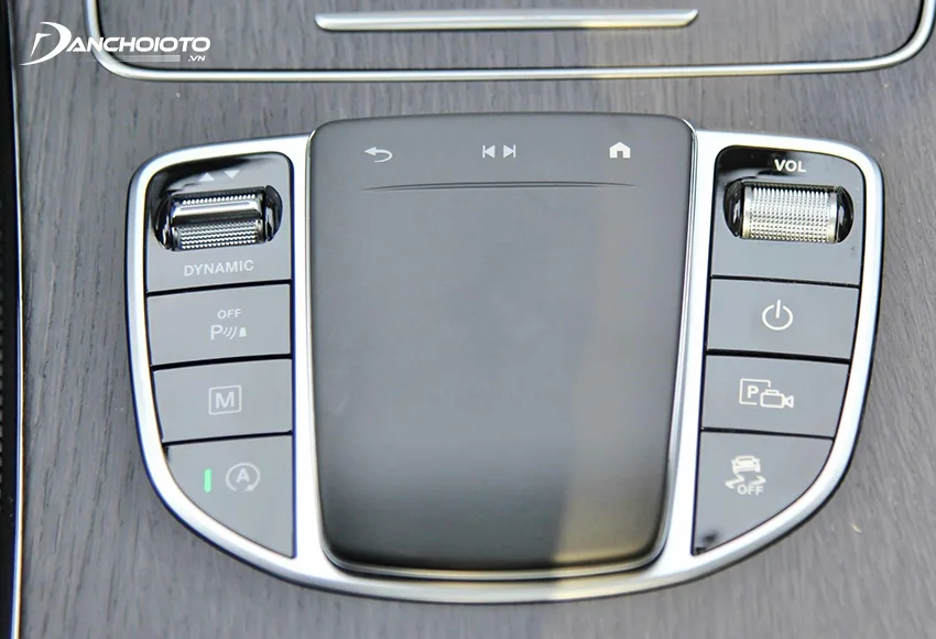 Mercedes GLC 300 2020 cũng có Touchpad mới