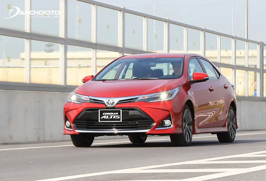 Toyota Corolla Altis vẫn nghiêng về cảm giác lái lành tính, nhẹ nhàng