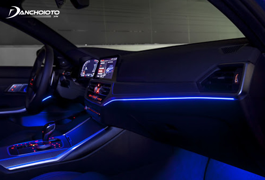 BMW 330i 2020 có đèn viền nội thất đẹp mắt