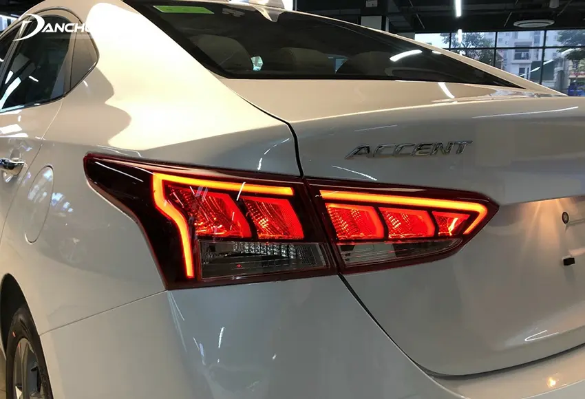 Cụm đèn hậu LED trên Hyundai Accent 2023 được chia khoang nhỏ hơn trước