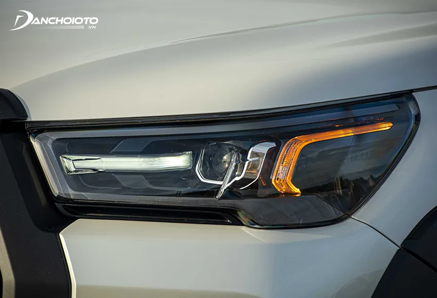 Cụm đèn Toyota Hilux 2.8G 4x4 AT 2021 được tái thiết kế sắc sảo hơn với công nghệ Full-LED