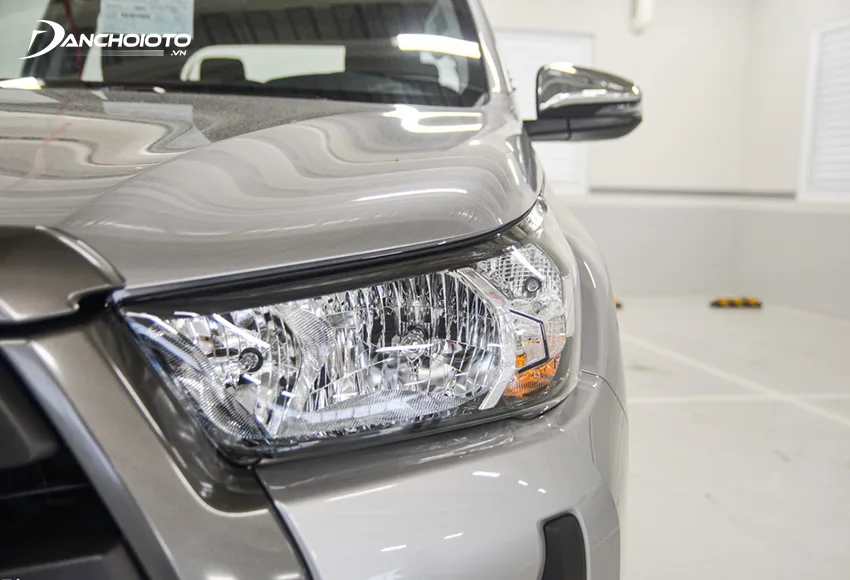 Cụm đèn trước các bản Toyota Hilux 2.4E chỉ sử dụng đèn Halogen phản xạ đa hướng, không có đèn LED ban ngày