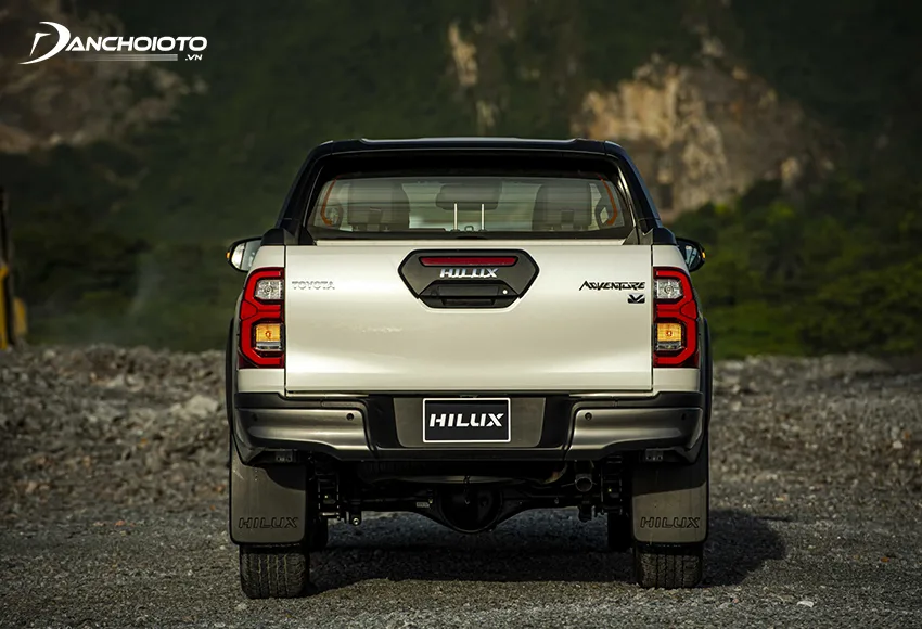 Đuôi xe Toyota Hilux 2021 không có sự thay đổi nhiều